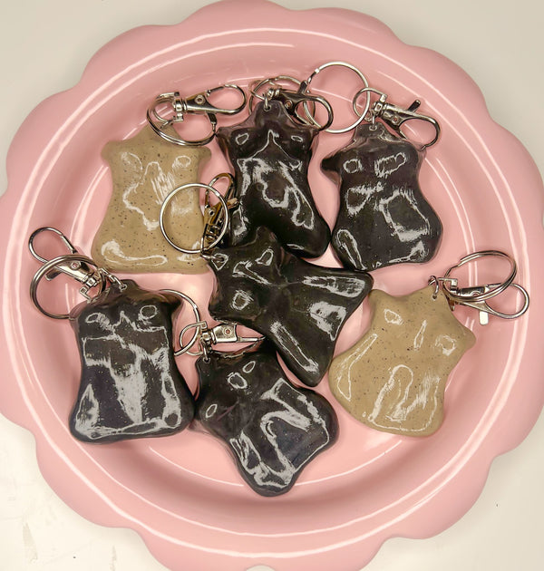 611fc05e3c4ce80992caae23_curvy-worry-stones-on-plate_1790628082678.jpg