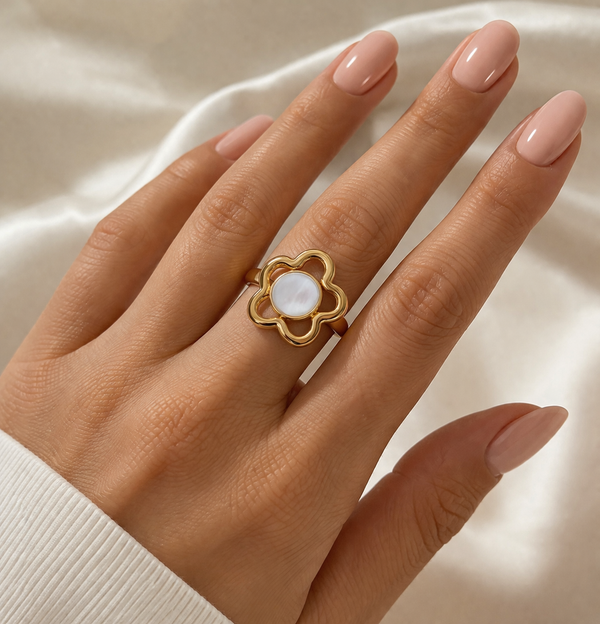 611fc05e3c4ce80992caae23_gold-ring-with-a-central-pearl_1777395695051.png
