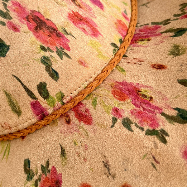 611fc05e3c4ce80992caae23_red-roses-tan-cattleman-detail_1786550505973.jpg