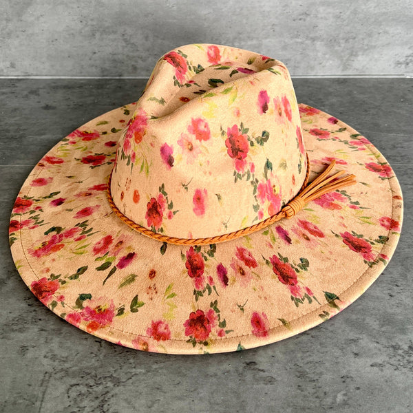 611fc05e3c4ce80992caae23_red-roses-tan-pinched-rancher-front_1786551926642.jpg