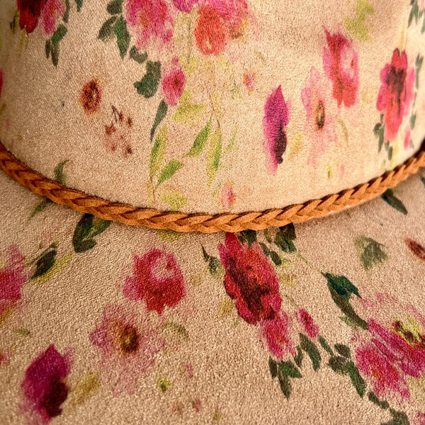 611fc05e3c4ce80992caae23_red-roses-tan-teardrop-detail_1786551255329.jpg
