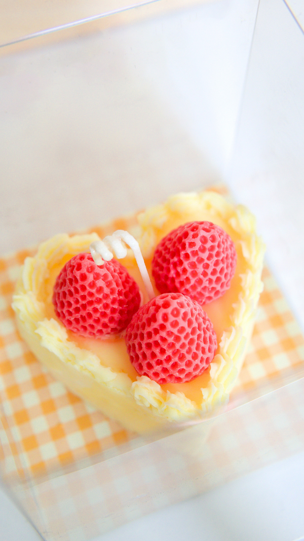 611fc05e3c4ce80992caae23_yellow-vintage-cake-candle_1773527488848.png